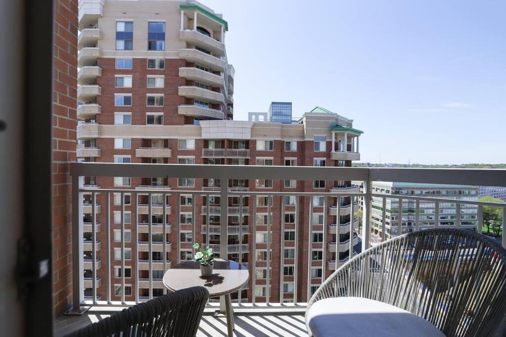 Bright Apartment Walk To Ballston Metro Arlington Exterior photo